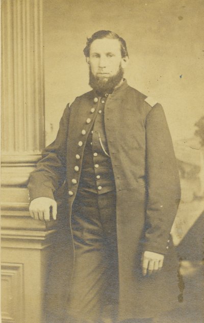 Retrato de medio cuerpo de un hombre en uniforme de Unknown